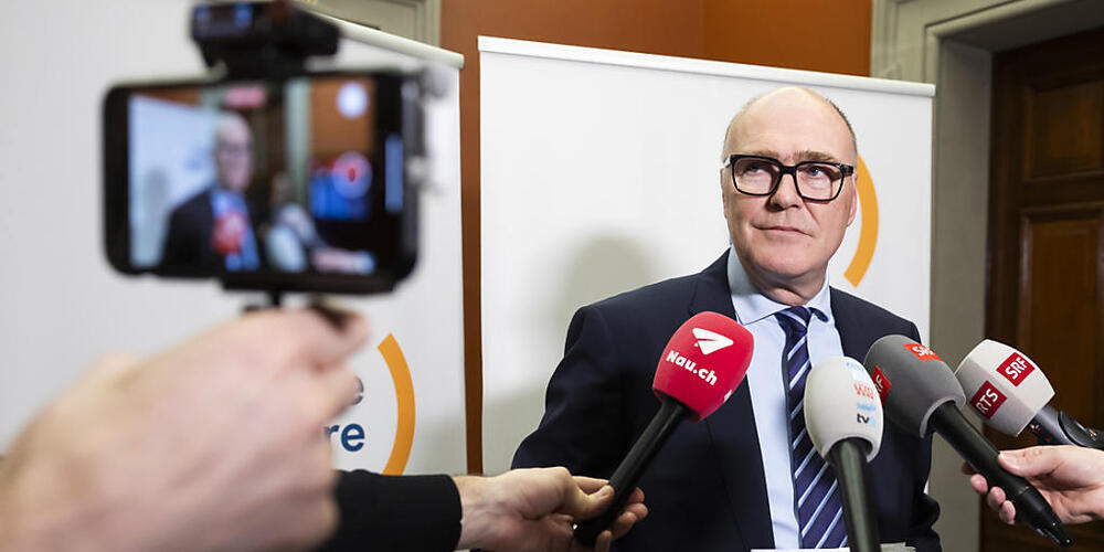 Bundesratskandidat Martin Pfister stellt sich im Bundeshaus Fragen der Medien.