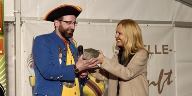 Schellegoggi Zunftmeister Adrian Pfister erhält den Pflasterstein von Stadtpräsidentin Barbara Dillier. 