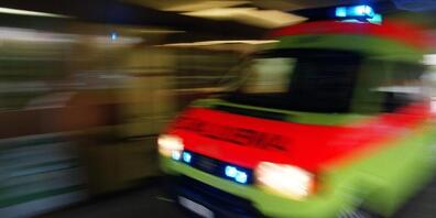 Die Sanität traf vor dem Mehrfamilienhaus in Weinfelden TG neun Personen an, die über Husten, Brechreiz und Augenbrennen klagten. (Symbolbild)