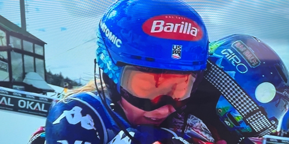 Siegerin Shiffrin (l.) fällt im Zielraum ihrer Teamkollegin Paula Moltzan um den Hals.