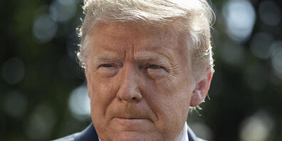 ARCHIV - Donald Trump, Präsident der USA, spricht mit Journalisten auf dem Südrasen des Weißen Haus, bevor er an Bord der Marine One geht. Nach dem Sturz von Statuen bei den Protesten gegen Rassismus und Polizeigewalt in den USA hat Trump sein gep...