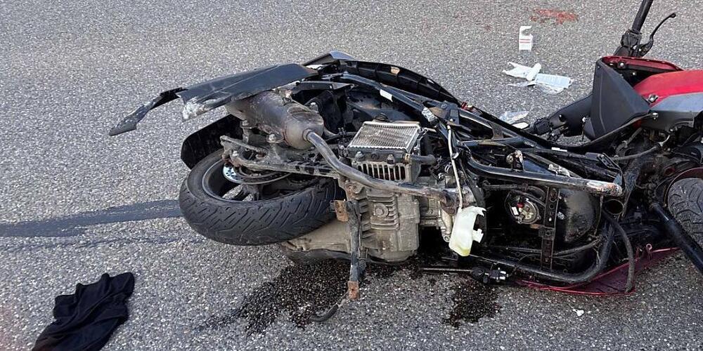 Der 16-jährige Motorradfahrer ohne Führerausweis erlitt bei seinem Sturz in Oberlunkhofen im Aargau mehrere Knochenbrüche sowie Schürfungen und Prellungen.