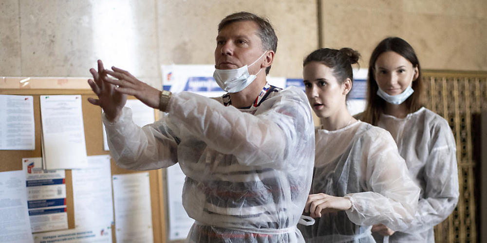 dpatopbilder - Mitglieder der Wahlkommission, die Schutzkleidung tragen, bereiten sich vor der Eröffnung eines Wahllokals vor. Noch bis Mittwoch, 01. Juli, können die Menschen über eine Verfassungsänderung abstimmen, die Präsident Putin dauerhaft ...