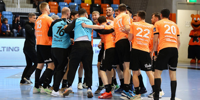 Grosser Jubel nach hartumkämpften Spiel: Die Kadetten Schaffhausen führen im Playoff-Halbfinal mit 1:0.