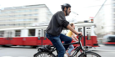 Fahrradfahrer fahren über eine Straße der Hauptstadt. Immer mehr Wiener fahren während der Corona-Pandemie Fahrrad. Die Zahl der Radfahrer ist im Vergleich zum Mai 2019 im Mai 2020 um 45 Prozent gestiegen. Foto: Guo Chen/XinHua/dpa