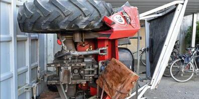 Bei einem schweren Unfall mit einem Traktor in Schötz ist eine Person tödlich verletzt worden.