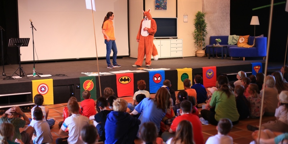 Neben Theater und einer biblischen Geschichte erwarten die Kinder kreative Workshops in Basteln, Sport, Spiel oder Theater.