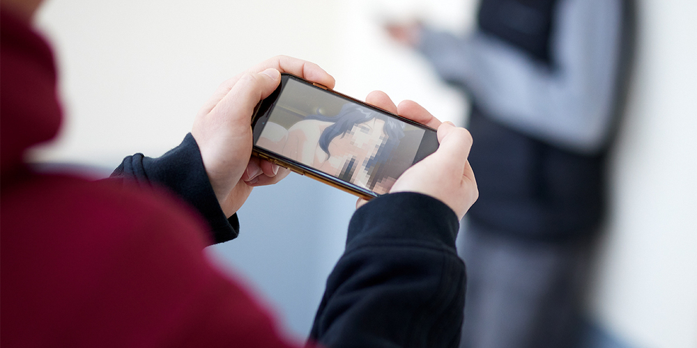 Jugendurteile wegen Pornografie nehmen zu: Ein Grund dafür sind Smartphones und die sozialen Medien (gestellte Szene).