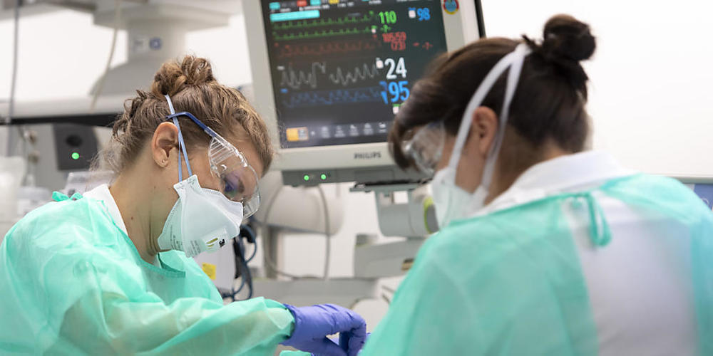 Krankenpflegerinnen betreuen einen Covid-19-Patienten im Universitätsspital Lausanne (Archivbild).