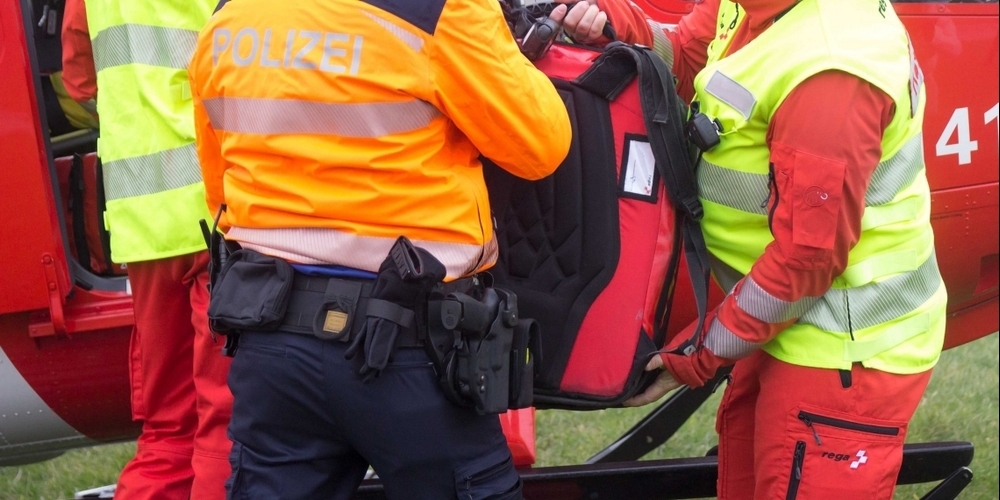 Der Mann musste von der Rega ins Spital gebracht werden. Der Unfallhergang wird noch untersucht. (Symbolbild)