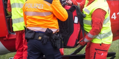 Der Mann musste von der Rega ins Spital gebracht werden. Der Unfallhergang wird noch untersucht. (Symbolbild)