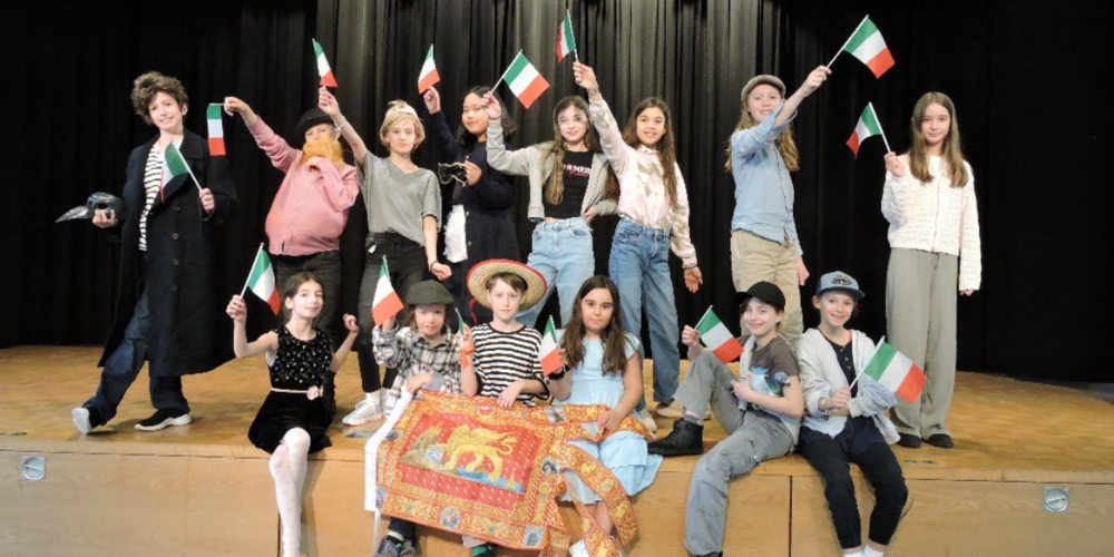 Dieses Jahr spielen unsere Kleinsten: «Der Herr der Diebe», die Theaterteens spielen das Stück «Under eim Dach dihei» und die Ü18 Gruppe spielt den Klassiker «Die Welle». 