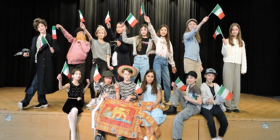 Dieses Jahr spielen unsere Kleinsten: «Der Herr der Diebe», die Theaterteens spielen das Stück «Under eim Dach dihei» und die Ü18 Gruppe spielt den Klassiker «Die Welle». 