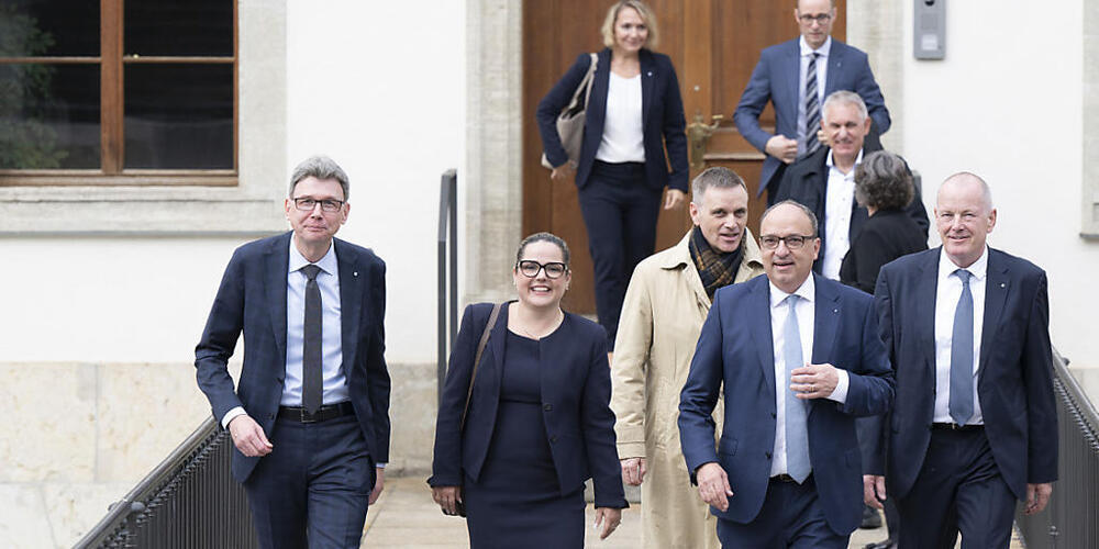 Martina Bircher (2. von links) gehört seit rund 100 Tagen der neugewählten Aargauer Regierung an: Am Dienstag zog die SVP-Politikerin eine erste Bilanz und stellte ihre Schwerpunkte im Bildungsdepartement vor. (Archivbild)