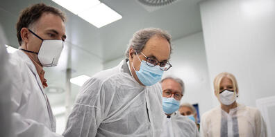 Quim Torra (2.v.l), Regionalpräsident von Katalonien, bei einem Besuch des Eurecat-Technologiezentrums von Katalonien. Foto: David Zorrakino/EUROPA PRESS/dpa