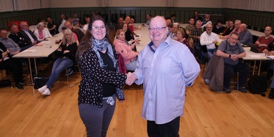 VWO-Präsident Raffaele Ferrari (rechts) gratuliert Nathalie Mäder zur Wahl in den Vorstand.