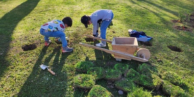 Die Kinder packen bei der Neugestaltung des Spielplatzes selbst mit an.