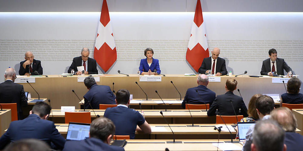 Bundespräsidentin Simonetta Sommaruga, Mitte, präsentierte die neusten Coronamassnahmen des Bundesrates, darunter grosse Finanzspritzen für den öffentlichen Verkehr.