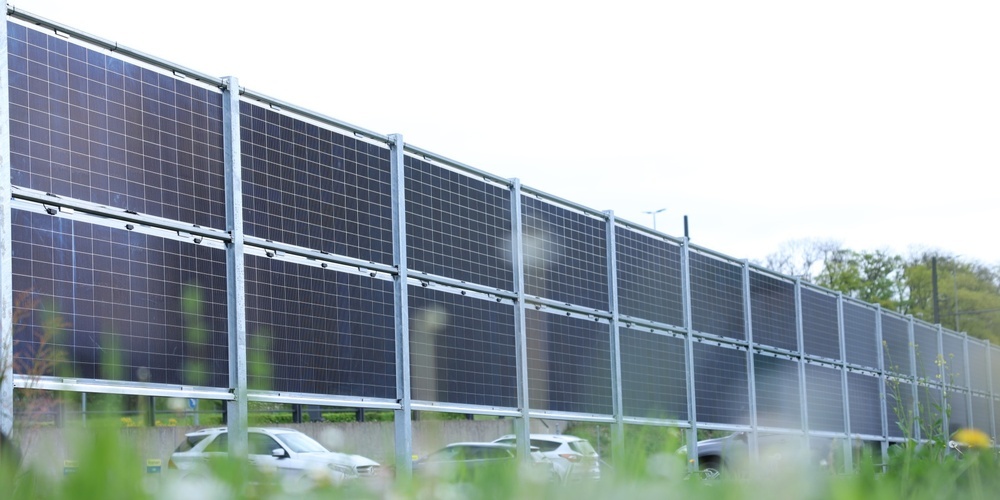 Der neu installierte Solarzaun neben der Heizzentrale produziert beidseitig Strom und dient gleichzeitig als Sicherheitszaun.