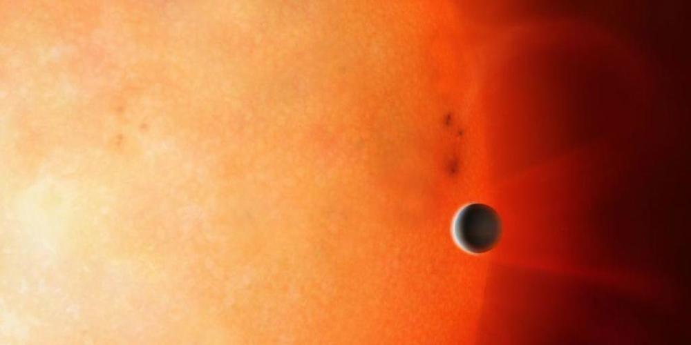 Künstlerische Darstellung des massereichen Exoplaneten TOI 849 b, der ganz nah um seinen Stern kreist. Er ist ein Gasriese ohne Gas, also nur noch der blossliegende Kern, eine bisher nie gesehene astronomische Singularität. Die Universität Bern is...