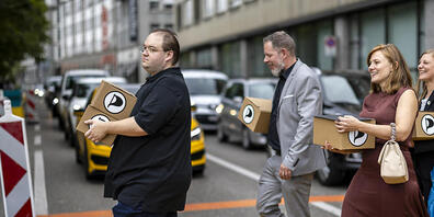 Mitglieder der Piratenpartei auf dem Weg zur Überreichung der Unterschriften für die kantonale Zürcher Initiative für "digitale Integrität". Regierungsrat und die Kommission des Kantonsrats lehnen diese ab. (Archivbild)