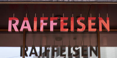Raiffeisen Schweiz-Mitarbeitende sollen künftig statt individueller Bonuszahlungen eine kollektive Erfolgsbeteiligun erhalten. (Archivbild)