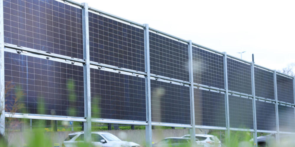 Der Flughafen Zürich hat eine Solarzaun-Testanlage eingerichtet.