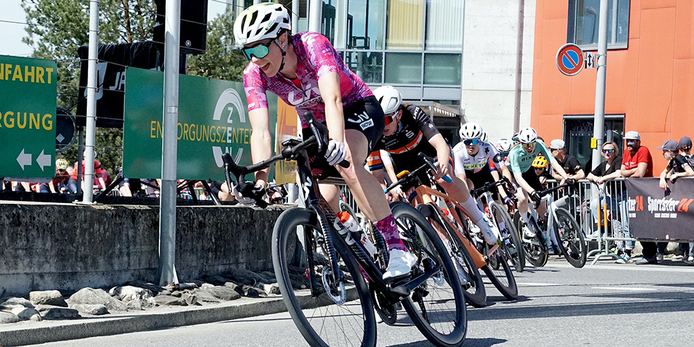 Mountainbikerin Linda Indergand (vorne) aus Buttikon lag zur Mitte des Rennens in Front.