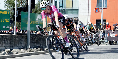 Mountainbikerin Linda Indergand (vorne) aus Buttikon lag zur Mitte des Rennens in Front.