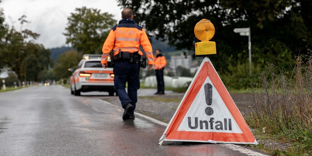 Er wurde vom Rettungsdienst ins Spital gebracht.