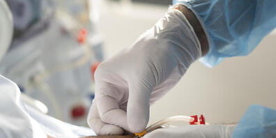 Die Ausbildungsoffensive soll den Mangel an Pflegefachleuten beheben helfen. (Themenbild)