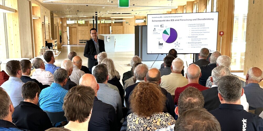 Über 50 Gäste informierten sich über den Hightech Campus Buchs sowie seine verschiedenen Institutionen und deren Fachkompetenzen. Unter anderem erfuhren sie wissenswertes zu den Vorteilen der Kombination von Wärmepumpen und Holzenergie.