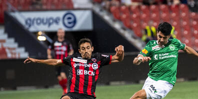 Xamax' Defensivspieler Mike Gomes (links) blockt einen Schuss von Victor Ruiz