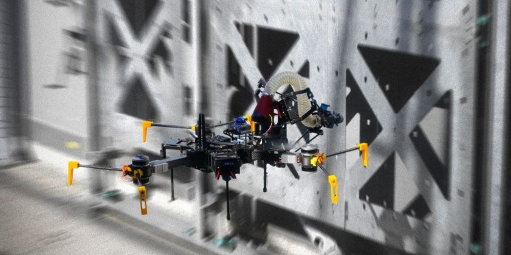 Testwand im «DroneHub» mit modularen Bauelementen für Versuche mit fliegenden Baurobotern. 