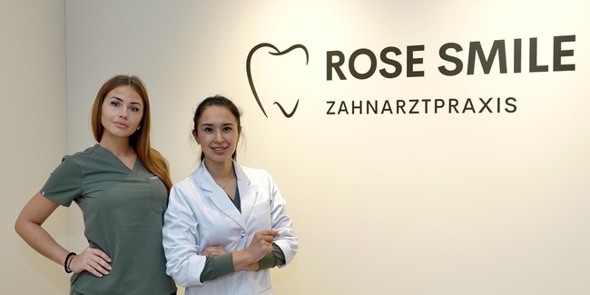 Das Team der Zahnarztpraxis Rose Smile: Dr. Katherine Quecho-Ortega, Gründer & Zahnärztin (r.); Teodora, Dentalassistentin & Backoffice