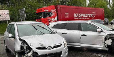 Die heftige Kollision in Muhen AG führte im Feierabendverkehr auf der Suhrentalstrasse zu langen Kolonnen.