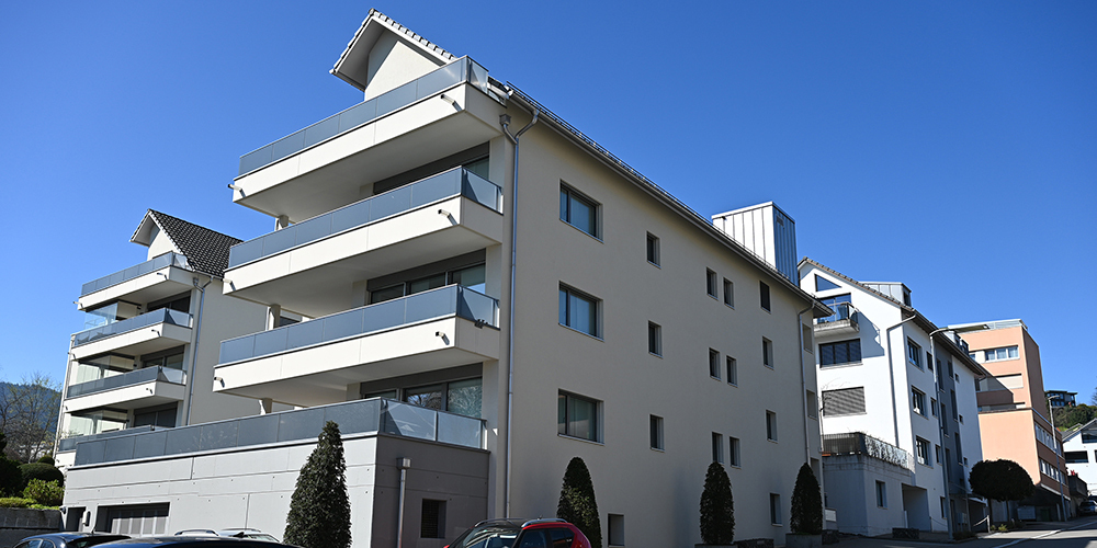 Das Rathaus II an der Bahnhofstrasse 4 in Wollerau ist eigentlich kein Büro-, sondern ein Wohngebäude. Deshalb soll es der Bezirk Höfe nicht verkaufen, sondern bewirtschaften, am besten als einigermassen günstigen Wohnraum, so die Forderung.
