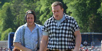 Der Schübelbachner Kilian Hasler (rechts) ziemlich ausgepumpt beim Schwyzer Kantonalen Schwingfest 2014 in Muotathal im sechten Gang gegen Mike Gisler vom Schwingklub Küssnacht. Am Ende wurde Hasler mit seinem dritten Kranz belohnt