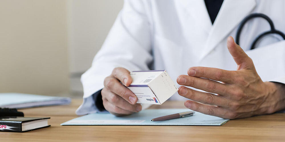 Ein 80-jähriger Hausarzt im Kanton Aargau muss seine Praxis schliessen und wird mit einem Berufsausübungsverbot belegt. Das Bundesgericht ist auf die Beschwerde des Arztes nicht eingetreten. (Symbolbild)