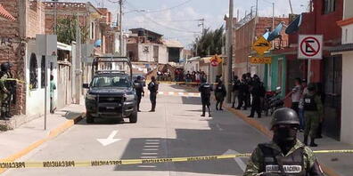 Soldaten der mexikanischen Nationalgarde sperren einen Tatort in Irapuato ab. (Foto:STR /EPA/ KEYSTONE/SDA)