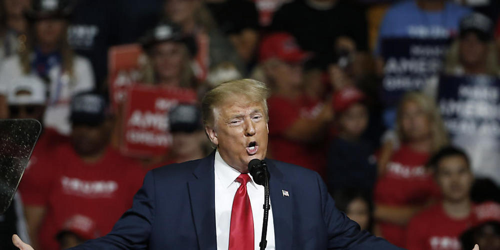 Trotz der rasanten Zunahme an Neuinfektionen in den USA hält Präsident Donald Trump nichts von einer landesweiten Maskenpflicht. Das Virus werde verschwinden, sagte er im US-Fernsehen. (Foto: Sue Ogrocki,/AP/KEYSTONE/SDA)