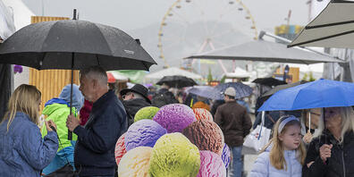 Die ersten Besucherinnen und Besucher der Luga haben sich vom schlechten Wetter nicht abschrecken lassen.