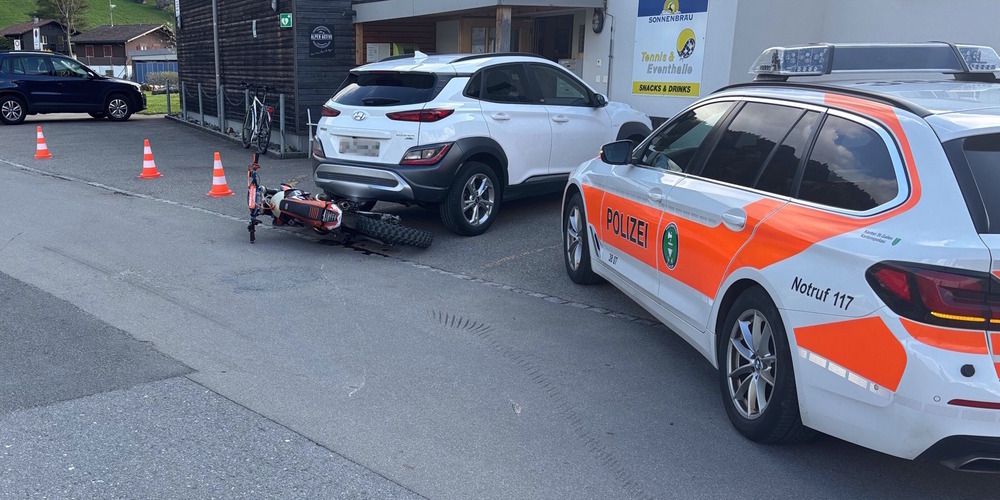 In Wildhaus verunfallte der Motorradfahrer, ein 17-jähriger Jugendlicher, ohne dabei verletzt zu werden. 