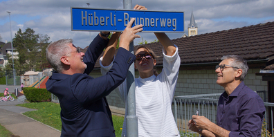 Tanja Hüberli nimmt mit gütiger Mithilfe ihres Vaters Hansueli (rechts) und des Gemeindepräsidenten Armin Kistler (links) die Endmontage ihres Ehrenschildes vor. Bild: Paul A. Good