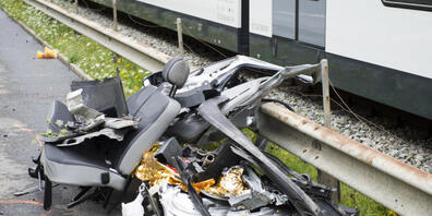 Auf einem unbewachten Bahnübergang in Wolfenschiessen (NW) ereignete sich 2014 das letzte grössere Bahnunglück in der Schweiz. Drei Menschen starben, fünf wurden schwer verletzt. Doch Bahnunfälle werden immer seltener: Letztes Jahr wurden 60 regis...