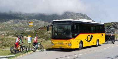 Wer sein Bike im Postauto mitnehmen will, muss zwischen Mai und Oktober 2025 für bestimmte Routen einen Platz reservieren