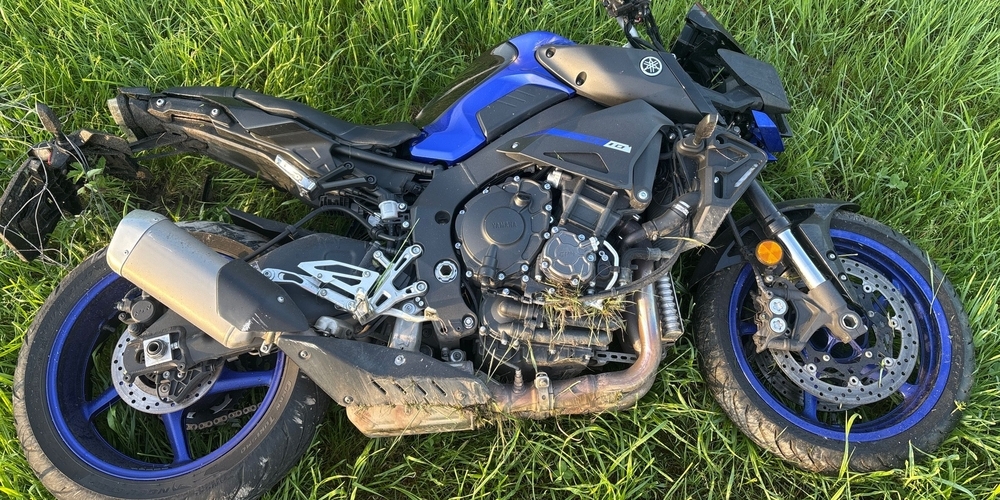 Das unkontrolliert ins Rutschen geratene Motorrad schlingerte von der A3-Überholspur ins Wiesland, der Fahrer wurde aus dem Sitz geschleudert.