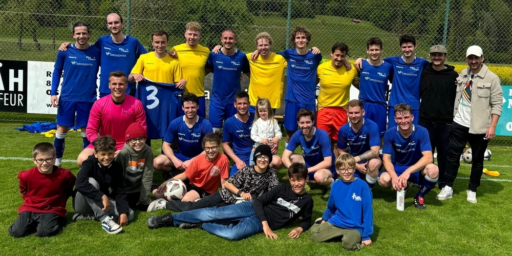 Die erste Mannschaft des FC Wagen feiert mit Anhang den überraschenden Sieg gegen die dritte Mannschaft des FC Rapperswil-Jona.
