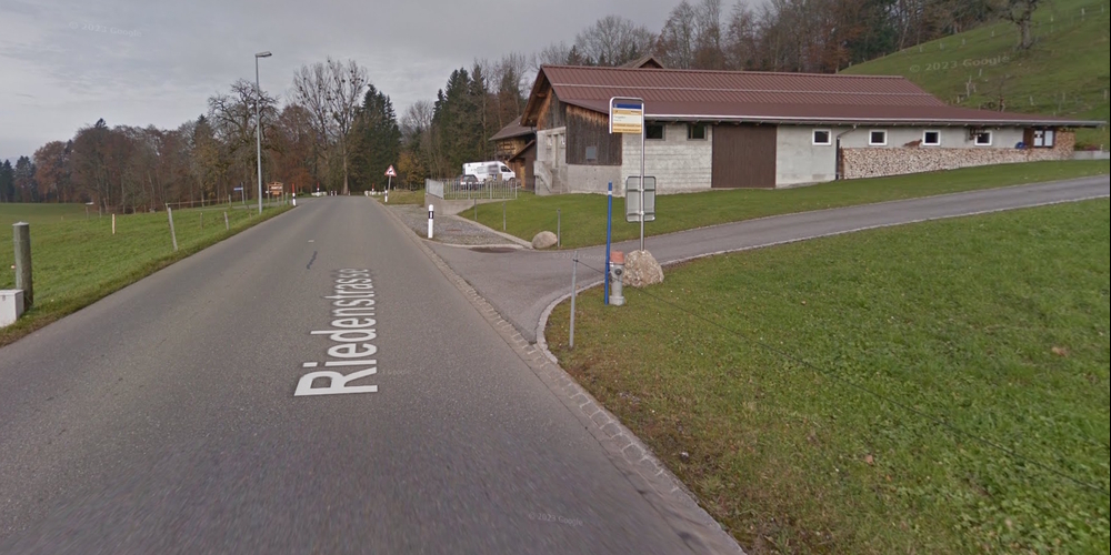 Bereits 2021 beantragte der Gemeinderat Kaltbrunn die Streichung der Postauto-Haltestelle Freigaden, kam beim Kanton aber nicht durch. (Archivbild)