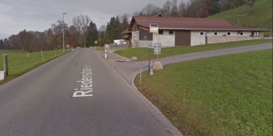 Bereits 2021 beantragte der Gemeinderat Kaltbrunn die Streichung der Postauto-Haltestelle Freigaden, kam beim Kanton aber nicht durch. (Archivbild)